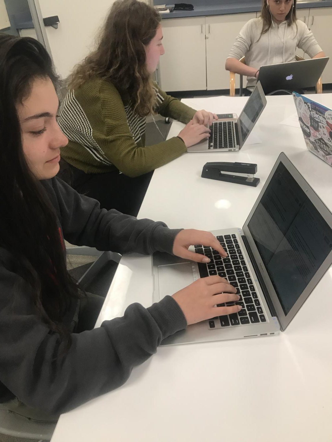 Laura Borne begins working on her college essay by answering a few brainstorming questions. The college counseling class takes place once every two weeks for all juniors.