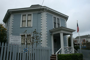 The Octagon House sits on a quiet corner on Union Street and features artifacts and historical objects from the Colonial period. Compared to other San Francisco landmarks, the eight-sided building is not a popular tourist attraction.