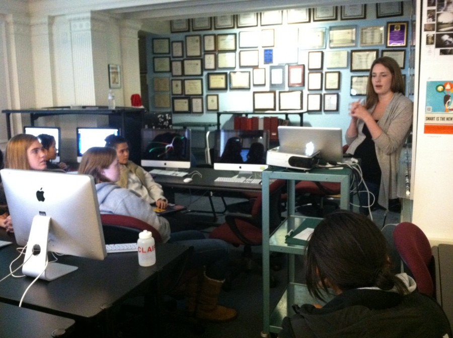 Former Broadview editor-in-chief Libby Brittain (’07) speaks to current journalism students about her work at Branch.com
