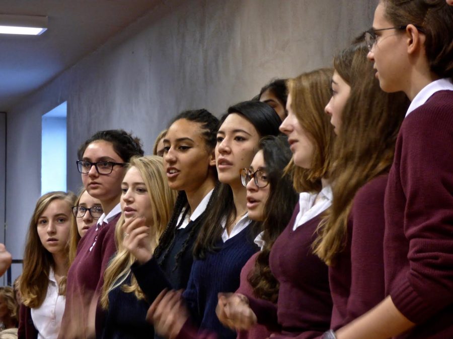 French students sing and snap to “Il Est Né Divin Enfant” as a part of the annual Noëls celebration. All four Sacred Heart schools met on the Broadway campus at 8:30 for Noëls.