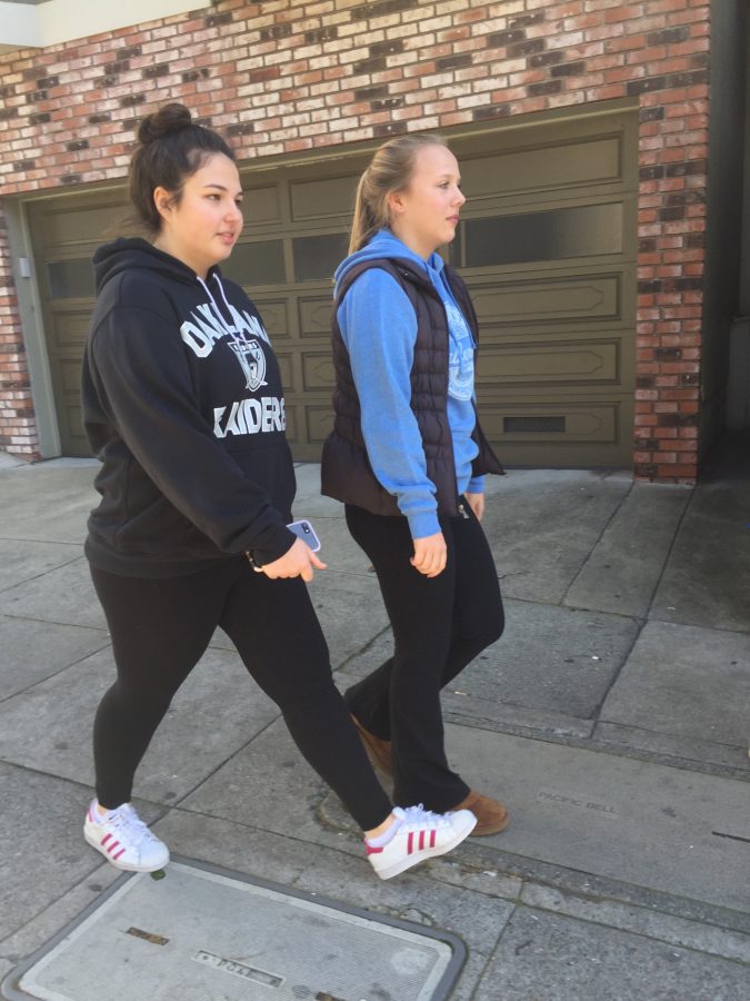 Juniors+Olivia+Sanchez-Corea+and+Caroline+OConnell+wear+athleisure+style+leggings+and+yoga+pants+while+walking+to+Mayflower+Market+%26+Deli+to+buy+lunches.+Sanchez-Corea+wears+Alo+leggings+and+OConnell+wears+Lululemon+yoga+pants.