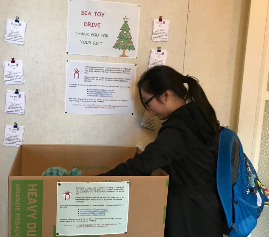 Sophomore+and+SIA+member+Michelle+Wang+sorts+through+toys+in+the+SIA+Christmas+toy+drive+donation+bin.+The+toy+drive+will+continue+through+Dec.+6.