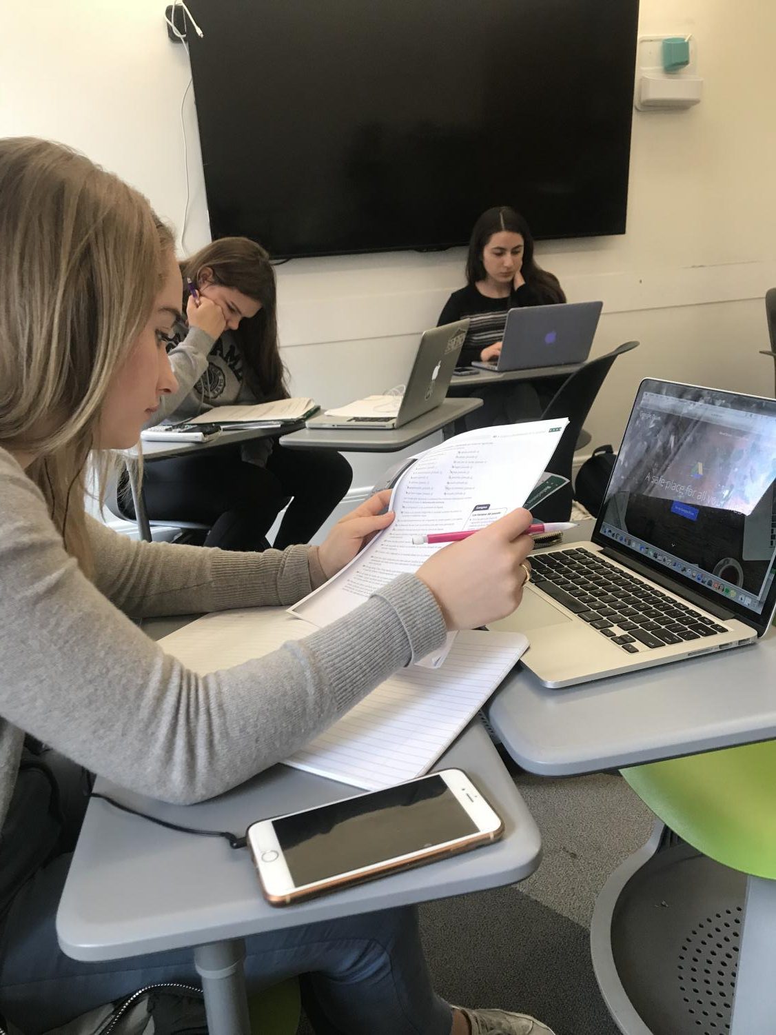 Junior Caroline Schulberg works on her individual cultural topic during class time. Students had the option of either reading a Spanish novel or researching a cultural topic, the majority chose to research.