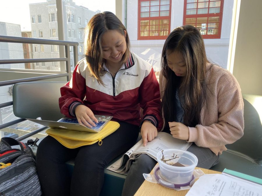 Senior Abby Widjanarko helps sophomore Madison Kwan study for the PSAT. Freshmen, sophomores and juniors will take the exam on Oct. 16.