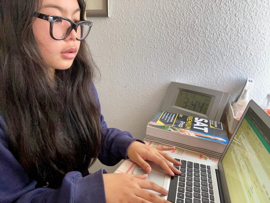 Sophomore Isabella Alacorn views her new schedule for the next 20 days. Students finished a semester’s worth of classes and will begin their new schedules Sept. 16. 