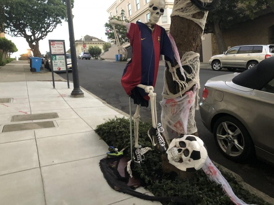200 Laurel St. decorates their house with all sorts of sports-themed skeletons and props. A few baseball players, a diver, a sports fan and more skeleton athletes lined the house. 