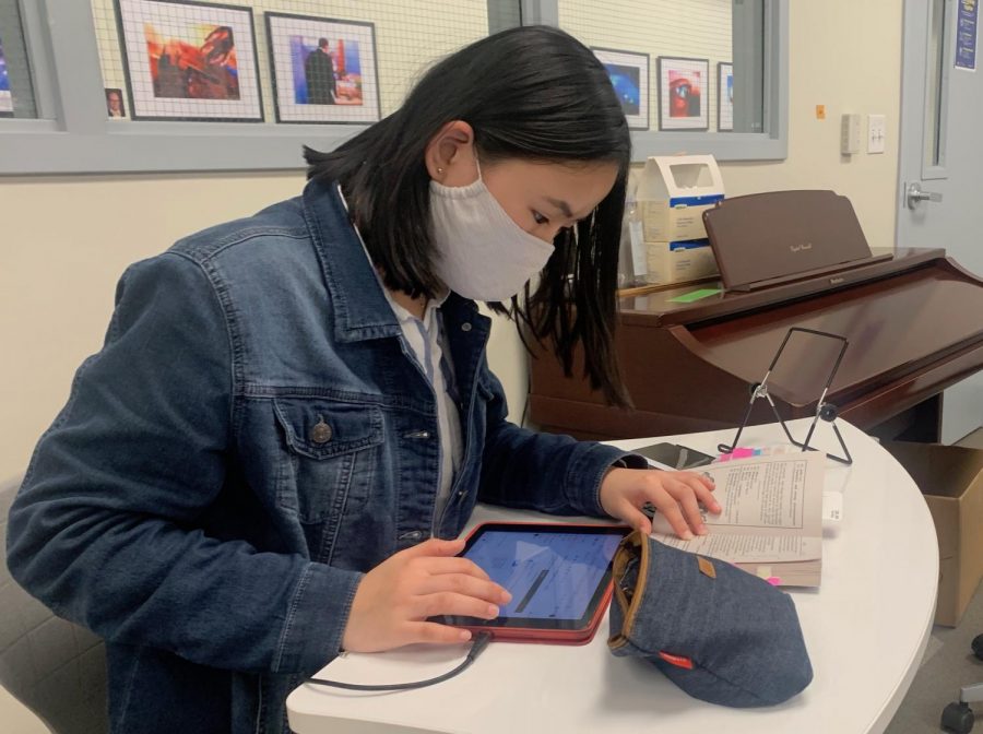 Sophomore Sophia Wu uses an iPad to take notes during an Honors English class. Many students use apps such as Notability to create and download organized digital class notes. 