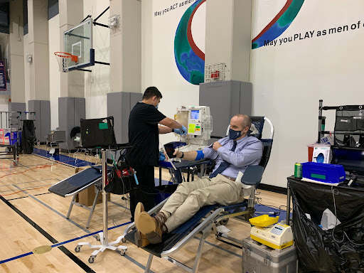 Head of School Tony Farrell gets his blood drawn in the Pine & Octavia gym during last year’s blood drive. The 2021 blood drive, also sponsored by Vitalant, took place on Sept. 2.
