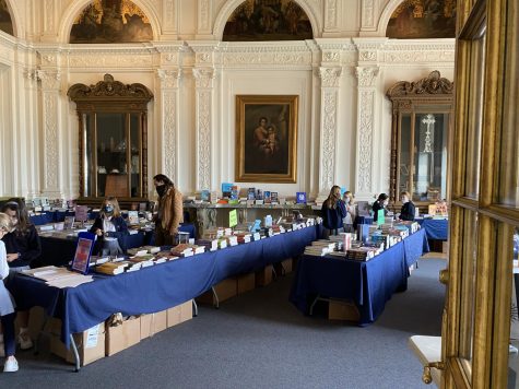 Students and faculty members browse the book selection offered at this weeks book fair. The event took place the entire week in the reception room but was also accessible online.