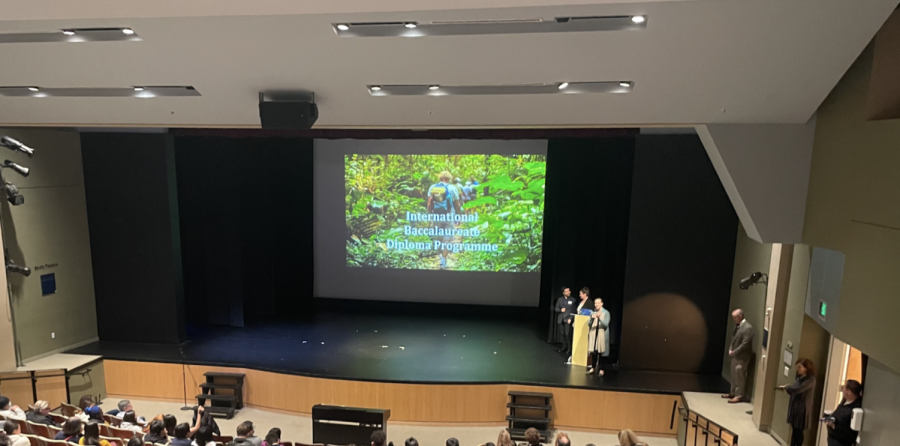 The information session was held for sophomore families in Syufi Theater. Heads of School Tony Farrell and Rachel Simpson shared personal anecdotes from previous Costa Rica trips during the session.
