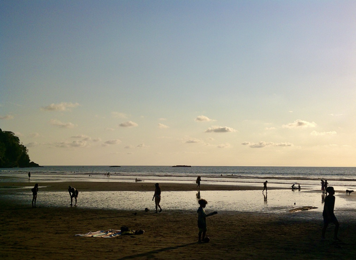 On the last full day in Dominical the sophomores got to experience one of the most beautiful beaches in the area, which had two caves, and many coconut vendors. It was the perfect capstone to the trip, filled with saltwater and sunshine.